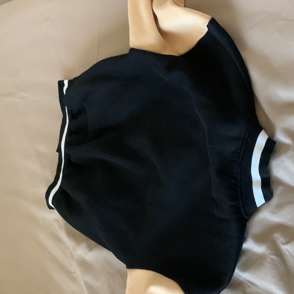 I’m selling a collage jacket it’s a warm jacket for a little cold and it’s good. - Picture 2 of 3